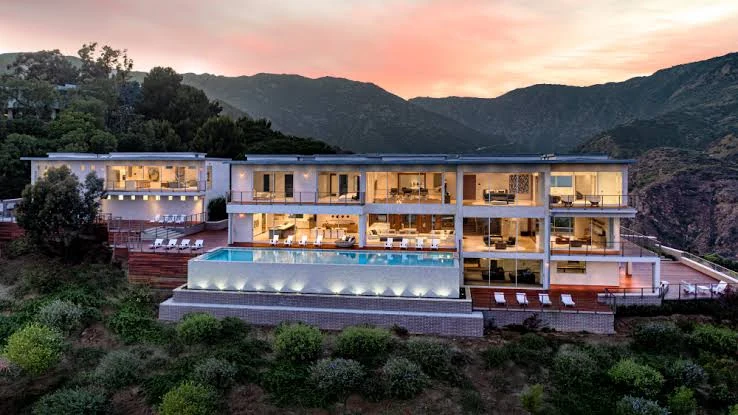 Modern hillside estate above Los Angeles at dusk